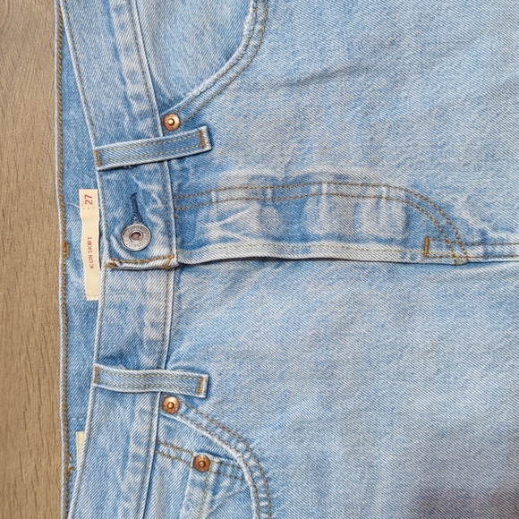 Levis Premium Icon Skirt in Light Wash mini button fly  sz 27 - Picture 3 of 8